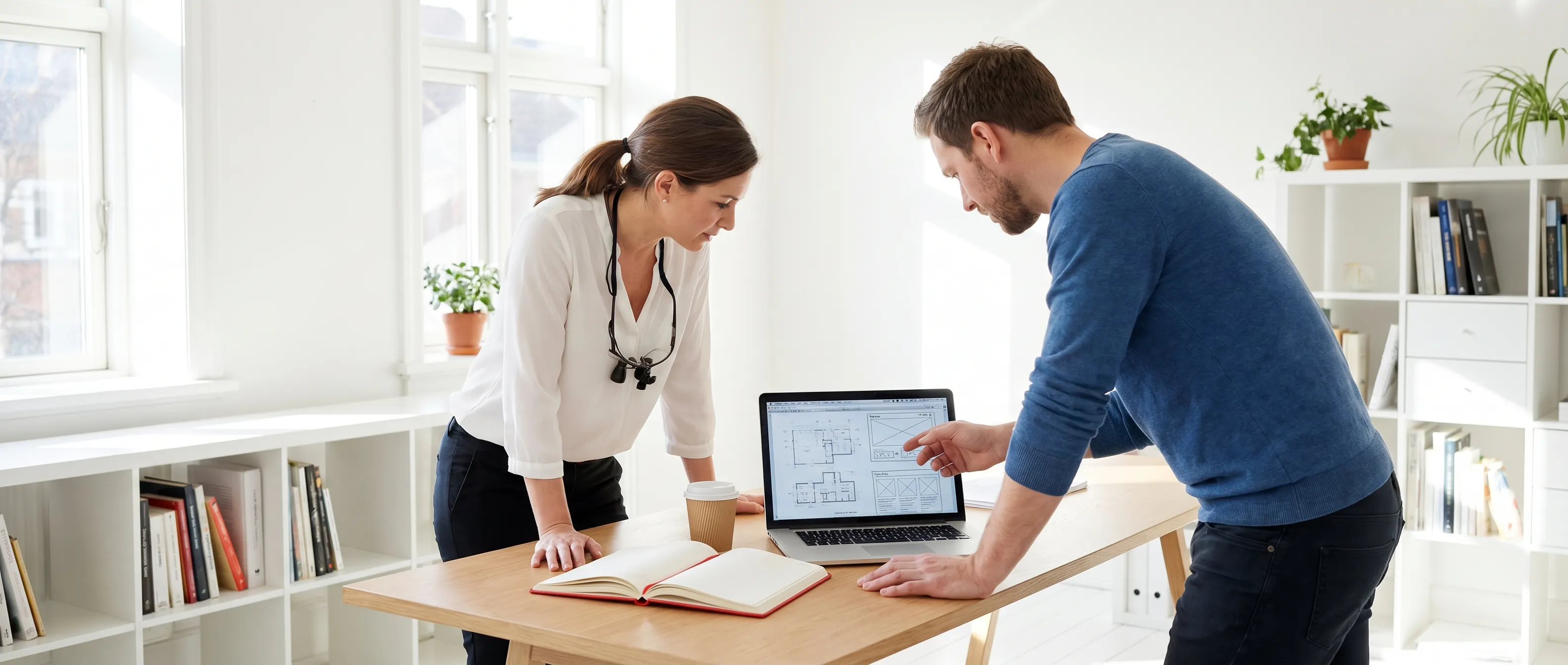 Strategisch overleg met een webdesign bureau voor tandartsen over websitekosten en functionaliteiten