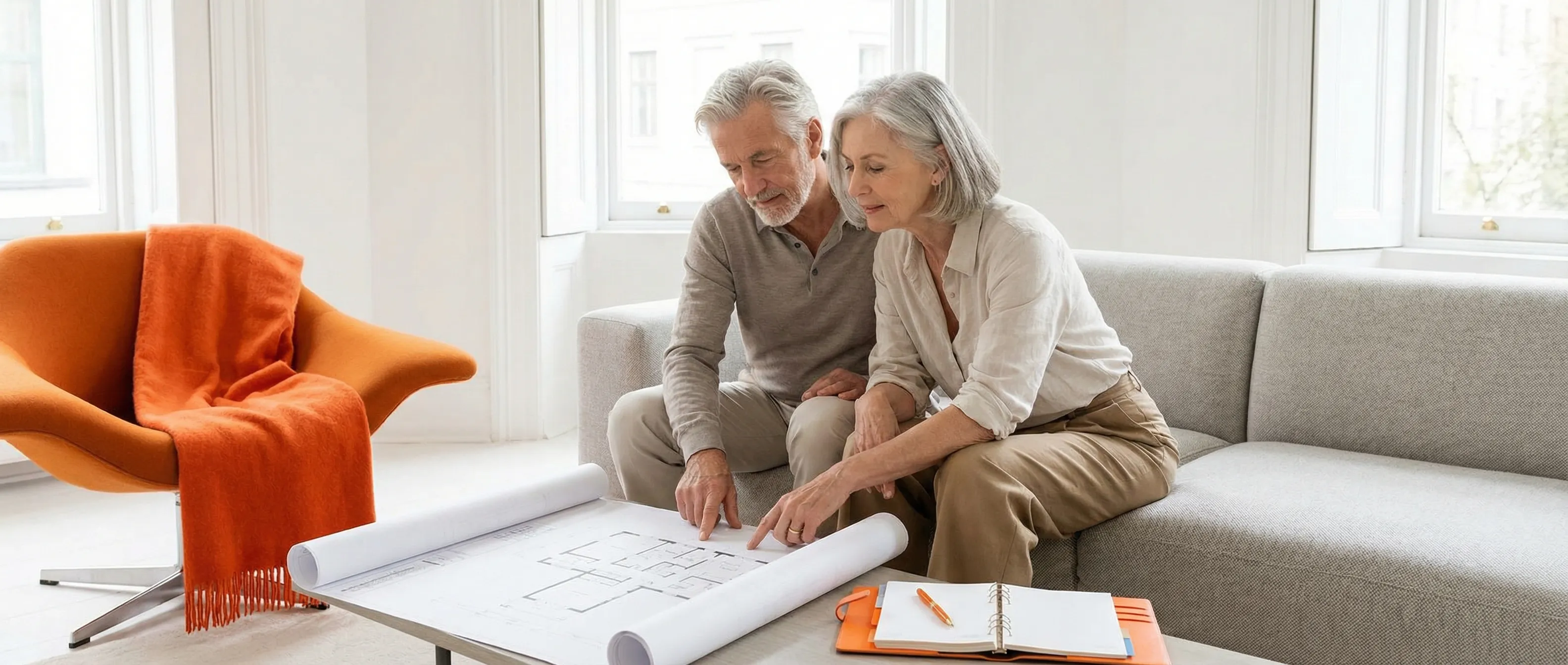 Senioren die samen een verhuizing naar een kleinere woning plannen voor een stressvrije overgang