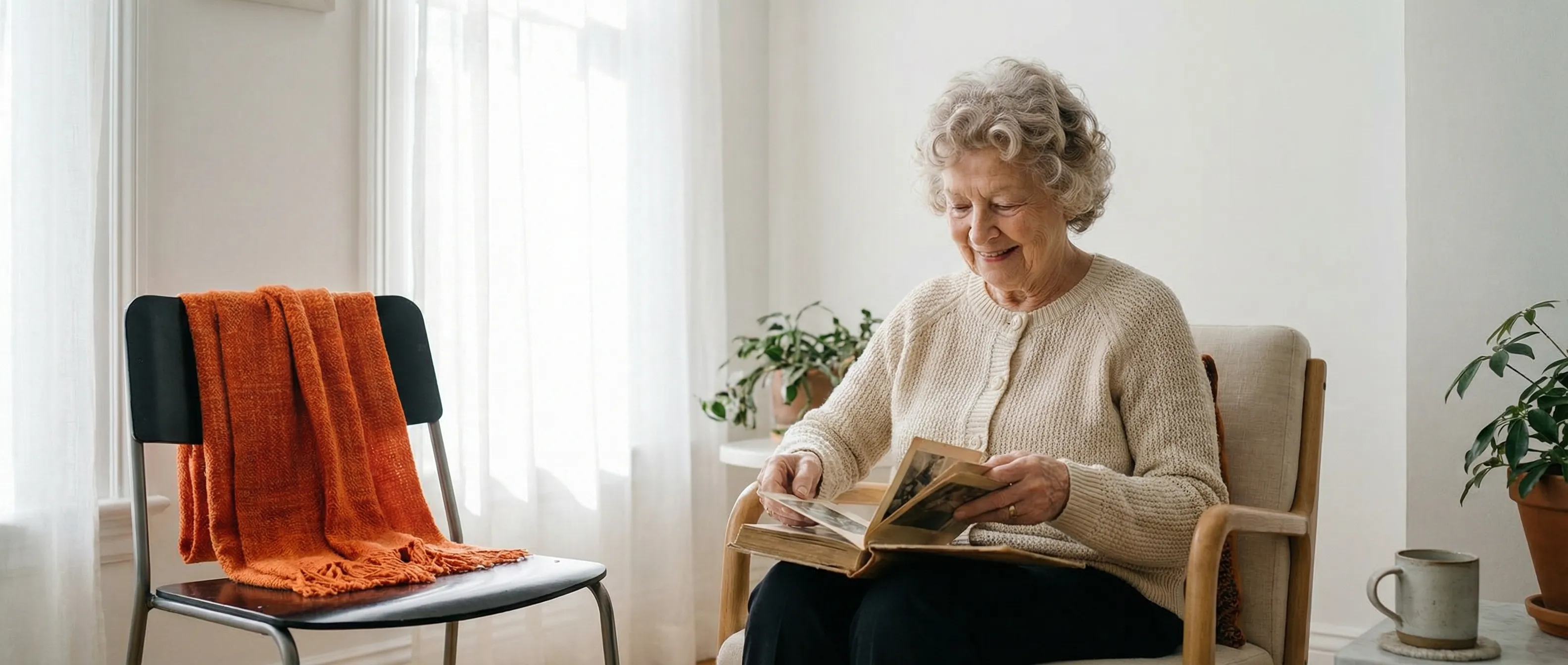 Rustgevende sfeer tijdens het ontspullen bij verhuizing ouderen in een lichte woonkamer