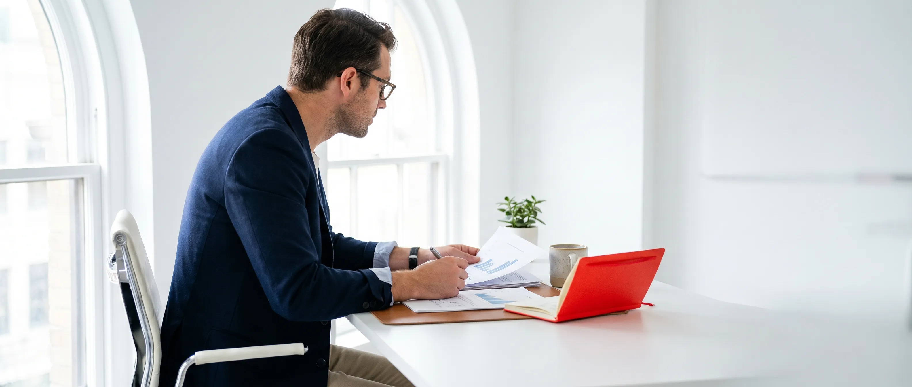 Handmatige controle van financiële documenten voor het benutten van slimme aftrekposten inkomstenbelasting
